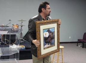 mike-curtis-receiving-gift